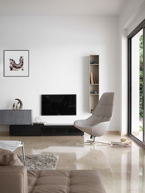 Peaceful tones of grey and beige | Lugano wall system & Boston Chair Bo Concept, Victorian Living Room, Sculptural Chair, Minimalism Interior, Apartment Inspiration, Eames Lounge Chair, Furniture Design Modern, Decoration Table, Minimalist Home