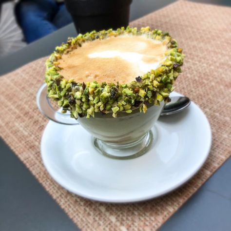 Pistachio cappuccino. Must have this while in Florence Pistachio Frappe, Pistachio Cappuccino, Pistachio Affogato, Pistachio Coffee, Negroni, Shop Ideas, Coffee Drinks, Pistachio, Cappuccino