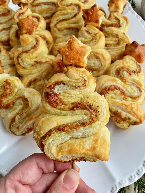 Pesto Puff Pastry Christmas Trees Pesto Puff Pastry Christmas Tree, Pesto Christmas Tree Appetizer, Puff Pastry Christmas Trees, Puff Pastry Christmas Tree Appetizer, Christmas Puff Pastry Recipes, Pesto Puff Pastry, Starters Recipes Christmas, Puff Pastry Sticks, Christmas Starter