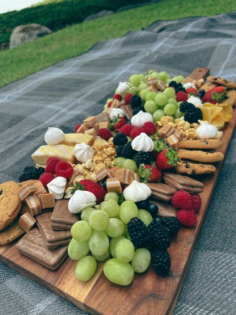 Pinic Food Ideas, Pinic Food, Beach Platter, Beach Charcuterie Board, Bussin Food, Fruit Charcuterie, Charcuterie Picnic, Healthy Birthday, Fruit Platter Designs