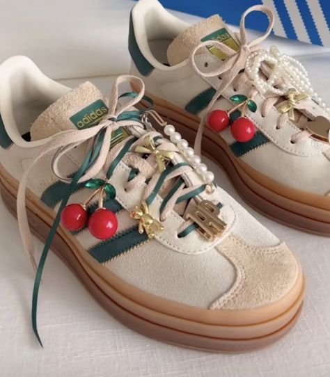 Sneaker Decoration Ideas, Decorating Sneakers, Sneakers Charms, Trendy Patches, Y2k Street Style, Shoe Inspo, Decorated Shoes, Shoe Gifts, Pretty Shoes