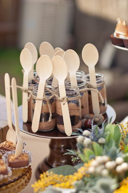 pudding-spoons Camping Baby Shower Theme, Camping Theme Party, Fingerfood Party, Dessert In A Jar, Western Party, Dessert Party, Baby Food Jars, בר מצווה, Camping Party