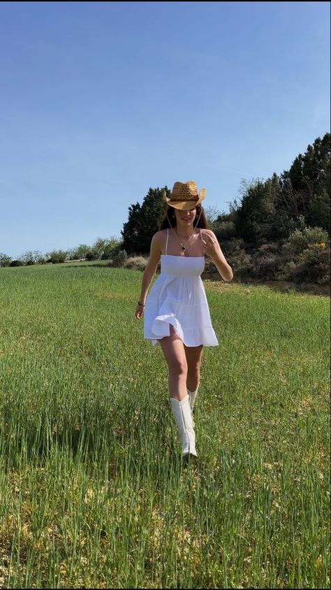 Farm Outfit Women Summer, Fall Outfits Inspiration, Outfit Vaquero, Country Girl Aesthetic, Coquette Cowgirl, Foto Cowgirl, Rustic Outfits, Outfit Botas, 50k Followers