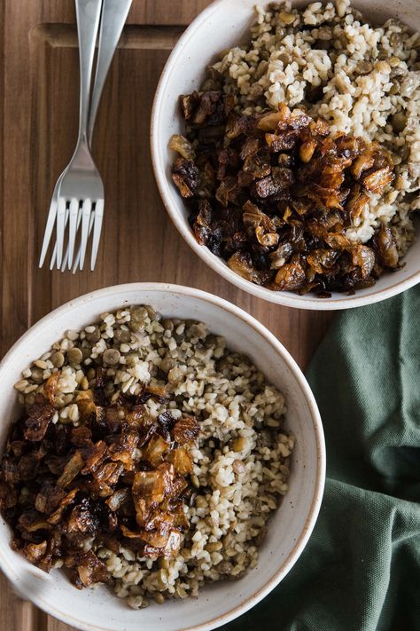 Mujaddara, or Syrian bulgur, lentil and browned onion pilaf. The browned onions really take this dish to a whole other level. Middle Eastern Dinner Party, Syrian Cuisine, Turkish Meals, Syrian Recipes, Bulgur Recipes, Bulgur Wheat, Syrian Food, Wheat Recipes, Middle Eastern Dishes