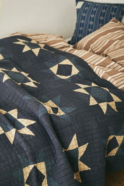 This quality, beautiful large patchwork quilt is handmade and hand-dyed using a blue and cream geometric pattern. Great as a bed cover, sofa cover or rug. Dark Quilt Bedroom, Dark Blue Quilt, Masculine Quilts, Navy Blue Quilt, Bed Quilts, Geometric Patchwork, Quilt Patchwork, Patchwork Blanket, American Quilt