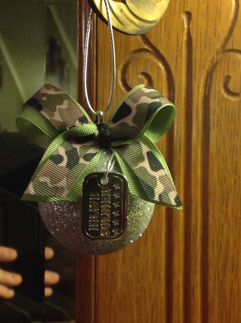 3 Easy Military Dog Tag Keepsakes http://wp.me/p1d7d0-8XS Army Christmas Tree, Army Christmas Tree Ideas, Army Christmas, Military Ornaments, Army Crafts, Military Crafts, Army Decor, Military Christmas, Dog Tags Military