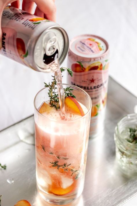 Mocktails For Spring, Mocktails Floral, Bridal Mocktails, Peach Mocktail Recipe, Salon Drinks, Cute Mocktails, Sparkling Mocktails, Thyme Mocktail, Cocktail Bar Ideas