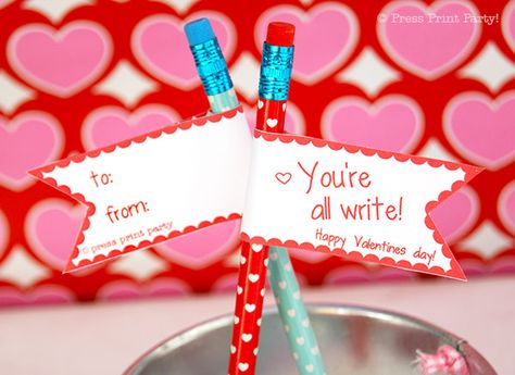 FREE PRINTABLE VALENTINES PENCIL TOPPERS for kids to give to the class. by Press Print Party! DIY printables tags for pencils. Great for preschool or elementary school. No need to make cards, just print these cute flags. By Press Print Party #valentines #valentinesday #valentinesdayactivities #valentinesdayparty #valentinescards #valentinesprintables #valentinesparty #valentinecrafts Free Printable Valentines For Kids, Kids Valentines Day Treats, Printable Valentines For Kids, Minion Valentine, Valentines Toppers, Pokemon Valentine, Bubble Valentines, Free Printable Valentines, Clever Sayings