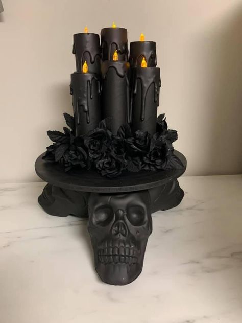 Halloween Candles Diy, Cheap Halloween Diy, Dollar Tree Halloween Decor, Halloween Table Centerpieces, Scary Halloween Decorations Outdoor, Halloween Entertaining, Homemade Halloween Decorations, Chicken Crafts, Creepy Halloween Decorations