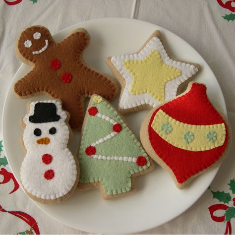 christmas cookies Felt Food Diy, Felt Food Patterns, Felt Crafts Christmas, Felt Play Food, Saint Nicolas, Felt Projects, Felt Food, Quilts Ideas, Felt Decorations