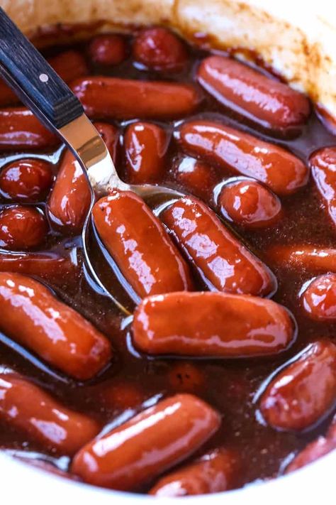 These tiny crock pot hot dogs pack a HUGE flavor! #appetizers #slowcooker #crockpotrecipes #recipes #gamedayfood #holidayappetizers #thanksgivingrecipes Cocktail Weenies Recipe, Mini Hot Dog Recipes, Weenies Recipe, Hot Dog Appetizers, Cocktail Wieners, Cocktail Weenies, Little Smokies Recipes, Smokies Recipe, Little Smokies