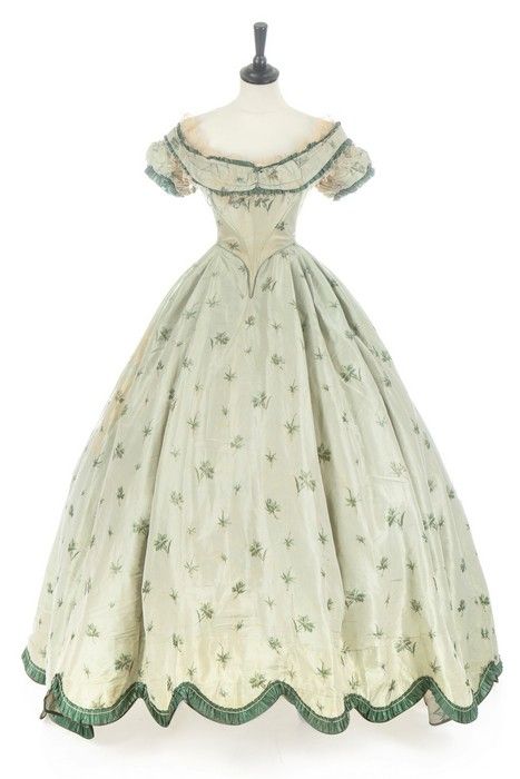 Evening dress ca. 1860From Kerry Taylor Auctions Shadow Dress, Gaun Abad Pertengahan, Historical Gowns, 1860 Fashion, Mode Tips, Period Dress, 19th Century Fashion, Period Outfit, Old Dresses