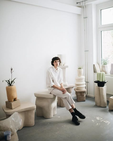 yasmin bawa uses hemp to create sustainable monolithic plant pots Ceramic Furniture, Keramik Design, Paris Design, Style Deco, Hand Molding, Ceramics Ideas Pottery, Studio Space, Organic Shapes, 인테리어 디자인