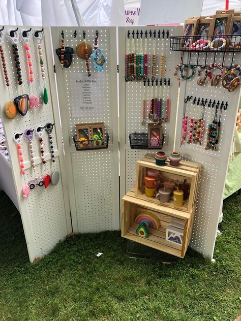 Vendor Earring Display Ideas, Peg Board Jewelry Display, Jewelry Vendor Display, Clowns Halloween Decorations, Art Festival Booth, Craft Fair Booth Display, Craft Market Display, Keychain Display, Booth Decor