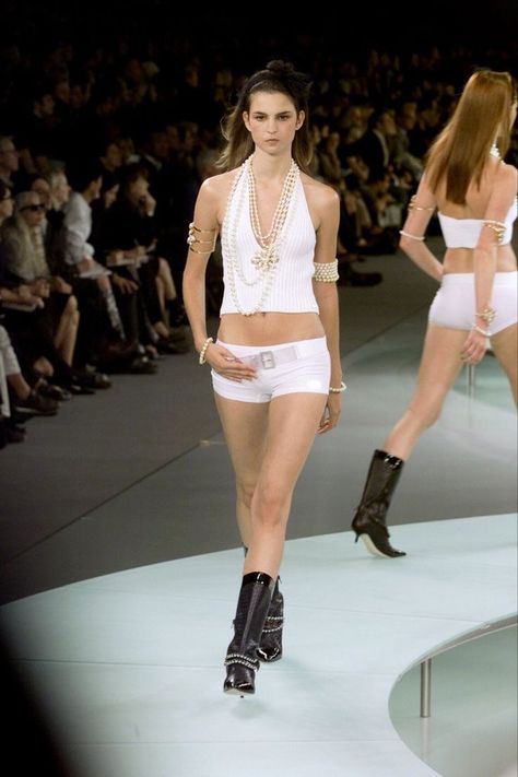 chanel ss 2002 2k Aesthetic, Chanel Show, Walking Outfits, Chanel Runway, 2000s Outfits, Chanel Spring, Chanel Chanel, Fashion Chanel, Runway Pictures