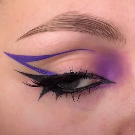 Purple Eyeliner Looks, Image Girly, Purple Eyeliner, Doll Eye Makeup, Face Art Makeup, Graphic Makeup, Work Makeup, Rave Makeup, Purple Makeup