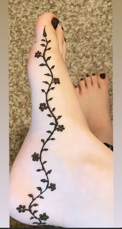 Henna For Feet Simple, Henna Foot Designs, Simple Foot Henna, Henna Foot, Mehndi Ideas, Foot Henna, Simple Henna Tattoo, Arabic Design, Bad Influence