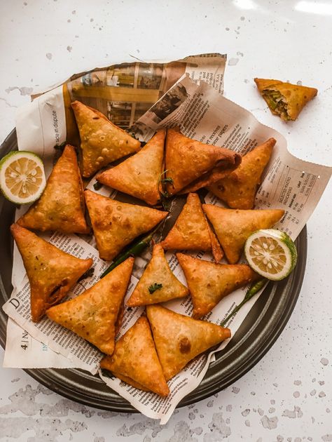 Samosa Photography, Mini Hamburgers, Samosa Recipe, Airfryer Recipes, Indian Snacks, Samosa, Fried Food, Indian Recipes, Potato Recipes