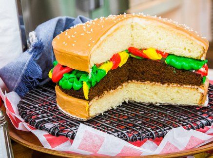 Cheeseburger Cake Cheeseburger Themed Birthday, Cheeseburger Cake Ideas, Cheeseburger Party Theme, Hamburger Cake Tutorial, Cheeseburger Cake Birthday, Hamburger Cake Birthdays, Cheeseburger Birthday Party, Burger Cake Birthday, Hamburger Cake Ideas