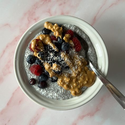 High Protein Chia Seed Pudding Recipe - The Savvy Spoon Protein Chai Pudding, Chia Seed Pudding Aesthetic, Chia Pudding Aesthetic, Chia Seed Smoothie Bowl, High Protein Chia Pudding, Chia Bowls, Protein Chia Seed Pudding, Protein Chia Pudding, Chia Seed Oatmeal