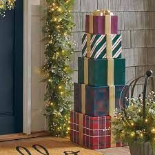 Giant Stack of Christmas Presents Topiary | The Green Head Christmas Present Decoration, Corporate Holiday Party, Gift Towers, Santa's Nice List, Nice List, Christmas Gift Decorations, Themed Decor, Diy Gift Box, Christmas Window