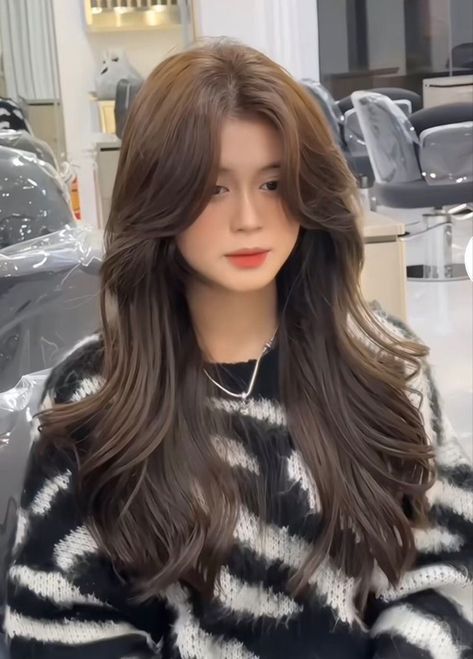 Lazy Sunday Styles: Effortless and Relaxed Hair for Girls Long Hair Korean Style Haircuts, Asia Hairstyle, Hairstyles For Short Wavy Hair, Celebrity Hair Extensions, Haircut Reference, Makeup Ulzzang, Korean Hairstyles, Black Hijab, Hair Color Underneath