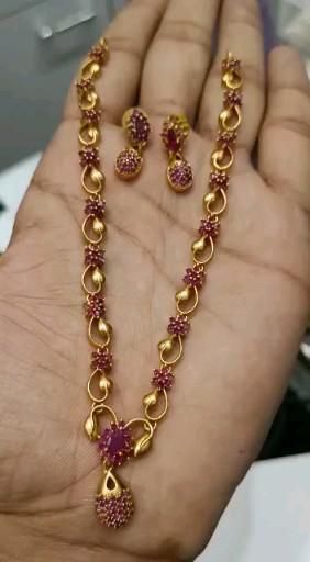 Gold Necklace With Diamonds, Ruby Necklace Designs Indian, New Jewellery Designs Gold, 10 Gms Gold Necklace With Price, Gold Aaram Design, Gold Jewelry Fashion Necklace Indian, Jewelry Patterns Gold Necklace, Aaram Gold Designs, Saree Jewellery Necklaces