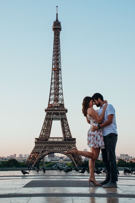 Eiffel Tower Couple Poses, Paris Photography Couples, Eiffel Tower Photography Couple, Paris Poses Photo Ideas Couple, Eiffel Photoshoot, Eiffel Tower Couple Pictures, Eiffel Tower Picture Ideas, Paris Couple Pictures, Paris Photography Eiffel Tower