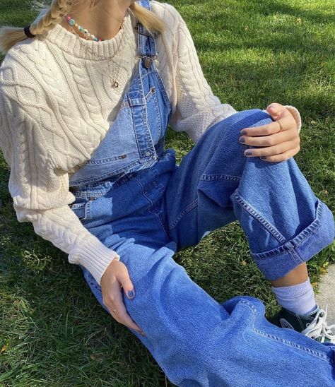 Outfit Salopette Jeans, Salopette Outfit, Overalls Outfit Fall, Jean Overall Outfits, Overalls Fall, Dungarees Outfits, Thrift Wishlist, Oversized Aesthetic, Overalls And Sweater