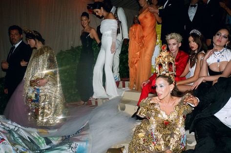 Street photographer Daniel Arnold sees everything differently—even the most glamorous event of the year, the Costume Institute’s annual Met Ball. Daydream Scenarios, Daniel Arnold, Arnold Photos, Gala Outfits, Life Manifestation, Met Gala Outfits, Express Fashion, Gala Outfit, Met Ball