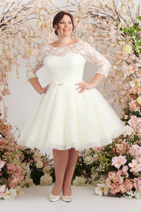 Gloriously cute and girlie 1950's vintage lace short length wedding dress. Plus Size Wedding Dresses Short, Plus Size Short Wedding Dress, Short Wedding Dress Plus Size, Plus Size Wedding Dress Short, Tulle Circle Skirt, Rosette Cookies, Casual Bride, Bridal Dresses Vintage, Wedding Dresses Ideas