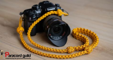 How to make a paracord camera neck strap. Paracord Instructions, Diy Fabric Purses, Paracord Camera Strap, Diy Camera Strap, Paracord Weaves, Camera Neck Strap, Diy Rope Basket, Paracord Diy, Paracord Knots