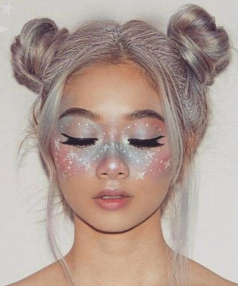 The Ultimate Guide to Space Buns | HOWTOWEAR Fashion Halloweenský Makeup, Alien Makeup, Space Makeup, Galaxy Makeup, Face Art Makeup, Space Buns, Rave Makeup, Halloween Makeup Inspiration, Cool Makeup Looks