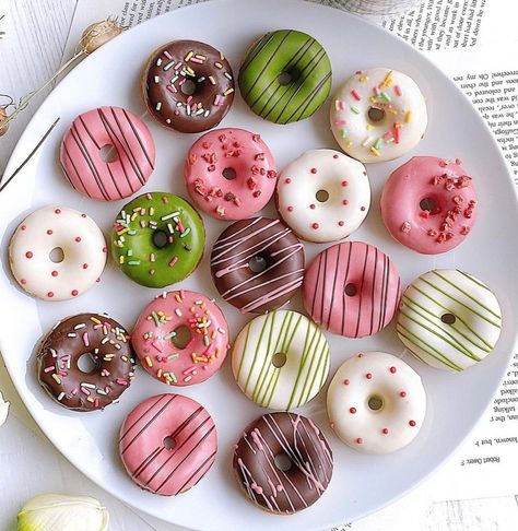 Cake Donut Ideas, Mini Donut Design Ideas, Mini Donuts Ideas Logo, Mini Donut Decorating Ideas, Birthday Doughnut Ideas, Mini Donuts Packaging, Foto Donat, Doughnuts Aesthetic, Donas Aesthetic