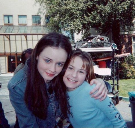 Gilmore Girls Bts, Gilmore Girls Cast, Gilmore Aesthetic, Rory Gilmore Style, Babette Ate Oatmeal, Team Logan, Gilmore Girl, Alexis Bledel, Lorelai Gilmore