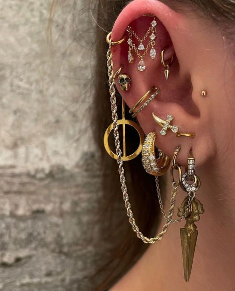 @shakti_mods and @justgremy on instagram Ear Piercing Curation, Aesthetic Piercings, Piercing Inspo, Cool Ear Piercings, Pretty Ear Piercings, Types Of Jewelry, Mode Hippie, Cute Ear Piercings, Cool Piercings