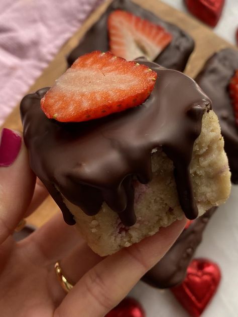 Chocolate Covered Strawberry Protein Bars — Cooking by Kylie No Bake Protein Bar, No Bake Protein Bars, Chocolate Protein Bars, Strawberry Protein, Bread Rolls Recipe, Covered Strawberry, Chocolate Covered Strawberry, Banana Protein, Protein Treats