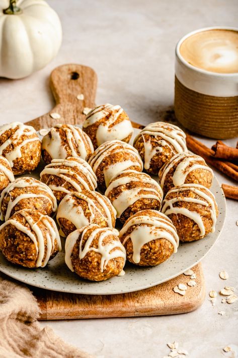 Delicious pumpkin energy bites made with creamy peanut butter, crunchy pecans, and lovely pumpkin pie spices. These easy pumpkin energy bites taste just like a slice of pumpkin pie and are the perfect snack to keep in the freezer! Add a chocolate drizzle for the ultimate treat. #healthysnack #energybites #pumpkin #nobake Fall Energy Bites, Fall Dessert Healthy, Healthy Pumpkin Bites, Healthy Fall Sweet Treats, Autumnal Snacks, Easy Snacks On The Go, First Day Of Fall Recipes, Healthy Thanksgiving Treats For Kids, Protein Thanksgiving Recipes