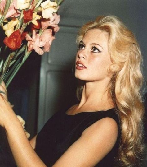 Bardot Hair, Bridgette Bardot, Bridget Bardot, Actrices Hollywood, Catherine Deneuve, French Actress, Long Blonde, Jane Fonda, Sophia Loren