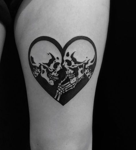 Goth Love Tattoo, Couple Tattoos Goth, Skeletons Kissing Tattoo, Goth Couple Tattoos, Love Skull Tattoo, Matching Skull Tattoos, Skeleton Couple Tattoo, Cute Couple Tattoos, Goth Tattoo