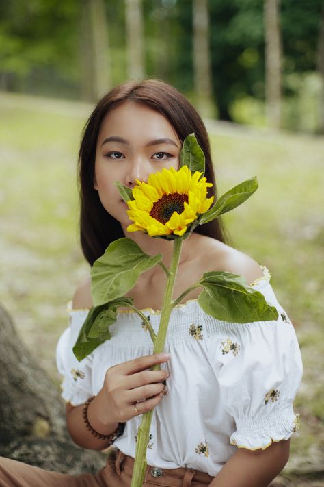 Pose With Sunflower, Poses With Sunflowers, Photoshoot With Sunflowers, Holding Sunflower, Sunflower Portrait, Sunflower Photoshoot, Creative Shoot, Flower Photoshoot, Pose References