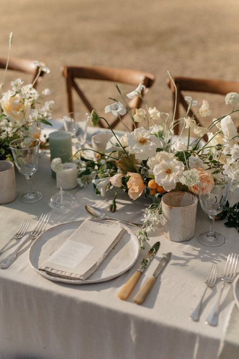 Yellow Tablescape, Hart Floral, Deco Champetre, Florals Wedding, Creative Event, Neutral Wedding, Butter Yellow, Last Supper, Wedding Table Settings