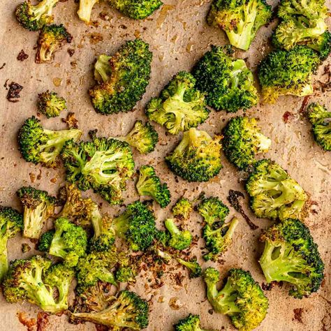 Master those perfect golden edges with this Easy Roasted Broccoli recipe. A side dish that's perfect to go with any entree or main dish. Roasted Brocoli, Broccoli Side Dish Recipes, Roasted Broccoli Recipes, Roast Broccoli, Butternut Squash Cooking, Broccoli Recipes Side Dish, Broccoli Side Dish, Roasted Broccoli Recipe, Honey Roasted Carrots