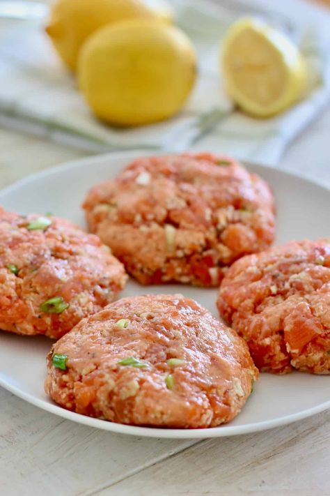 Fish Burger Patty, Salmon Burger Recipe Healthy, Salmon Burger Patties, Grilled Salmon Patties, Salmon Burger Air Fryer, Baked Salmon Burgers, Fresh Salmon Patties Recipe Easy, Fresh Salmon Burger Recipe, Air Fryer Salmon Burgers