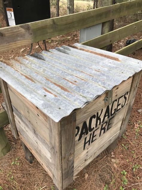 Tin placed on top of the pallet parcel box Ups Delivery Box Diy, Diy Porch Box For Packages, Delivery Package Storage, Diy Amazon Drop Box Ideas, Parcel Post Box Ideas, Rural Package Drop Box Ideas, Outdoor Delivery Box Diy, Outdoor Package Box Front Porches, Box For Packages By Gate