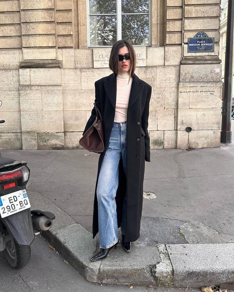 8 European Basics All the Stylish People Wear With Jeans | Who What Wear Scandinavian Fashion Summer, Denim Winter Outfit, Scandinavian Fashion Women, Blue Oxford Shirt, Fashion Trend Forecast, Trench Coat Outfit, Winter Fashion Outfits Casual, Scandinavian Fashion, Smart Outfit