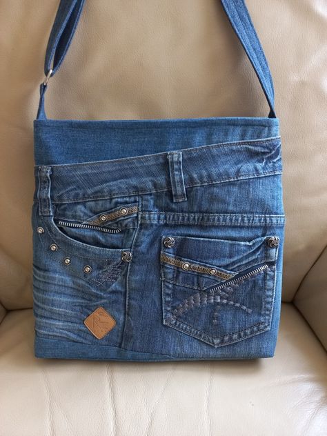 Diy Jeans Bag Tutorial, Upcycled Denim Diy, Diy Bags Jeans, Recycled Jeans Bag, Denim Bag Patterns, Denim Bag Diy, Jean Purses, Denim Crafts Diy, Denim Bags