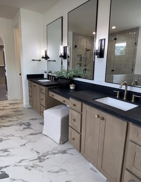 Black Quartz Bathroom, Bathroom With Black Countertop, Moody Modern Bathroom, Dark Bathroom Aesthetic, Materials Board Interior Design, Bathroom Design Black, Guest Bathroom Decor, Restroom Design, Restroom Decor