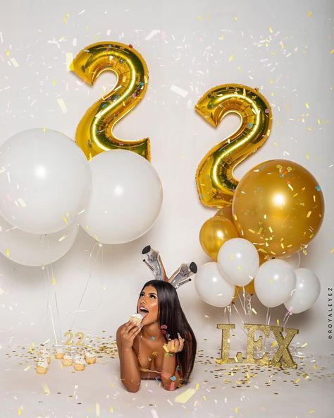 Birthday Photoshoot Black Women Ideas, 21 Birthday Poses, Golden Birthday Photoshoot, Simple Birthday Photoshoot Ideas, 21st Photoshoot, 2023 Birthday, 20th Bday, Bday Photoshoot, Photoshoot Birthday