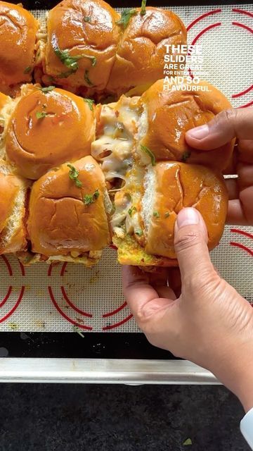 Paneer Sliders, Schezwan Paneer, Vegetarian Appetizer, Paneer Cheese, Diwali Party, Refreshing Drinks Recipes, Paneer Recipes, Vegetarian Appetizers, Slider Recipes